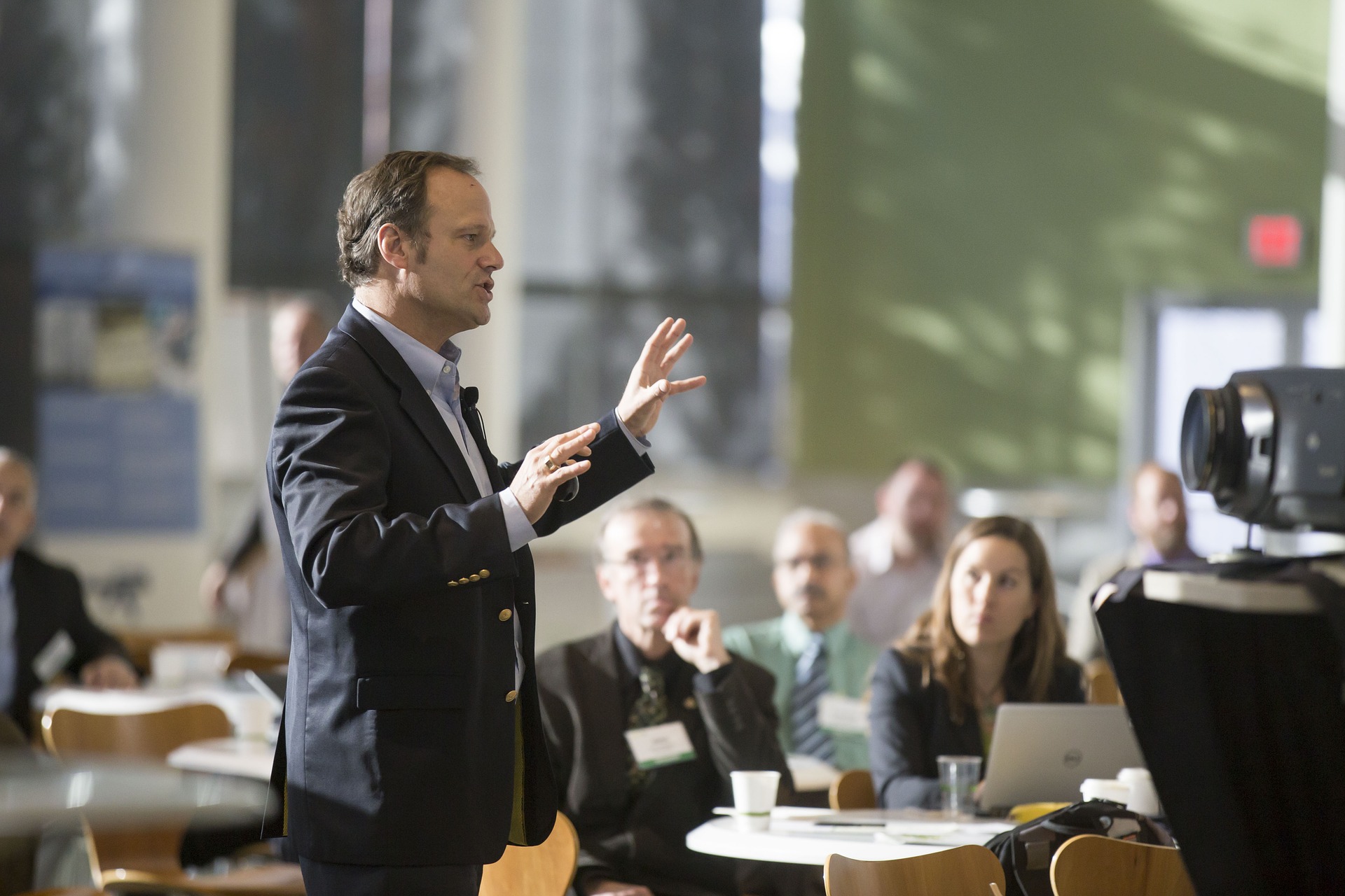 Social Meeting – 10 Taktiken um in Geschäftssitzungen kompetent zu wirken